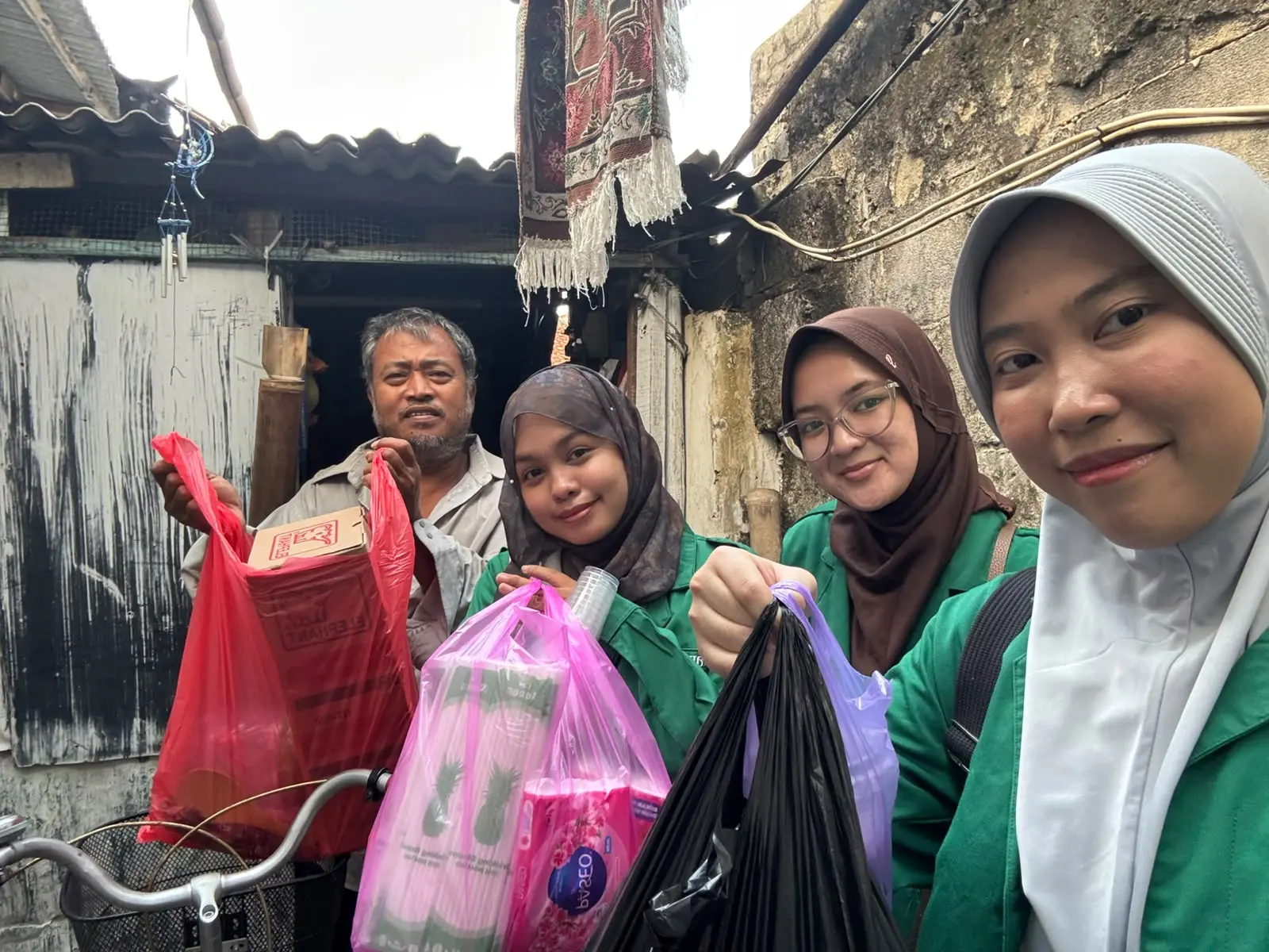 Mahasiswi Kelompok 5 MK Kemuhammadiyahan Fakultas Farmasi dan Sains UHAMKA Selenggarakan Pemberdayaan Keluarga Dhuafa