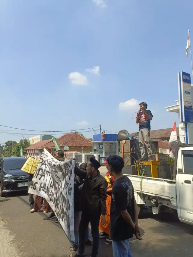 SRP Gelar Aksi Unjuk Rasa, Desak Bupati Pandeglang Usut Tuntas Dugaan Kelalaian Pengelolaan Aset Daerah SRP Gelar Aksi Unjuk Rasa, Desak Bupati Pandeglang Usut Tuntas Dugaan Kelalaian Pengelolaan Aset Daerah