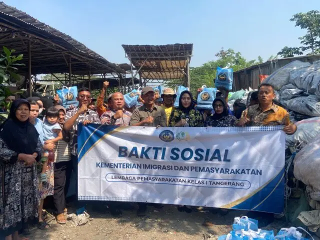 Perluas Jangkauan Bakti Sosial, Lapas Kelas I Tangerang Salurkan 100 Paket Sembako untuk Masyarakat Sekitar TPA Rawa Kucing Perluas Jangkauan Bakti Sosial, Lapas Kelas I Tangerang Salurkan 100 Paket Sembako untuk Masyarakat Sekitar TPA Rawa Kucing