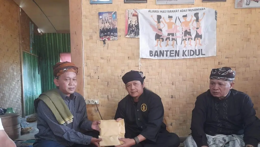Solidaritas Tak Pernah Padam, PD AMAN Banten Kidul Salurkan Bantuan untuk Korban Kebakaran Kasepuhan Ciptamulya Ketua PD AMAN Banten Kidul, Jaro Jajang salurkan bantuan kepada Abah Hendrik Kasepuhan Ciptamulya yang kena musibah kebakaran, pada Selasa (28/07/2026).