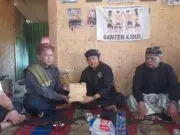 Ketua PD AMAN Banten Kidul, Jaro Jajang salurkan bantuan kepada Abah Hendrik Kasepuhan Ciptamulya yang kena musibah kebakaran, pada Selasa (28/07/2026).
