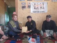 Ketua PD AMAN Banten Kidul, Jaro Jajang salurkan bantuan kepada Abah Hendrik Kasepuhan Ciptamulya yang kena musibah kebakaran, pada Selasa (28/07/2026).