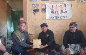 Ketua PD AMAN Banten Kidul, Jaro Jajang salurkan bantuan kepada Abah Hendrik Kasepuhan Ciptamulya yang kena musibah kebakaran, pada Selasa (28/07/2026).