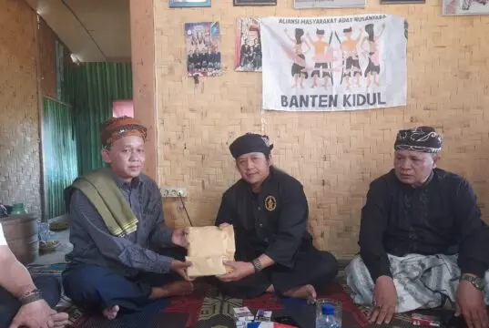 Ketua PD AMAN Banten Kidul, Jaro Jajang salurkan bantuan kepada Abah Hendrik Kasepuhan Ciptamulya yang kena musibah kebakaran, pada Selasa (28/07/2026).