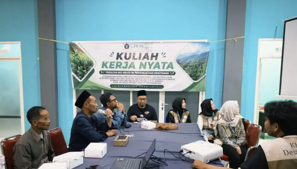 Mahasiswa KKN Fakultas Bio-Industri Pertanian dan Kehutanan UB Dampingi Penyusunan Dram, Perkuat Kesiapan Kelompok Tani Menuju Perdagangan Karbon Dosen pembimbing dan mahasiswa KKN Fakultas Bio-Industri Pertanian dan Kehutanan Universitas Brawijaya bersama pengurus Kelompok Tani Organik (KTO) Sumber Makmur Abadi (SUMADI) dan Pemerintah Desa Jatiarjo melakukan penyusunan Dokumen Rencana Aksi Mitigasi (DRAM), pada Jum'at (31/07/2026).