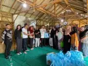 Lembaga Pemasyarakatan (Lapas) Kelas I Tangerang melalui bakti sosial dengan menyalurkan 100 paket sembilan bahan pokok (sembako).