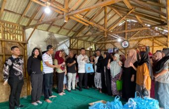 Kepedulian terhadap Sesama, Lapas Kelas I Tangerang Salurkan 100 Paket Sembako bagi Masyarakat Kurang Mampu dan Lansia di Kelurahan Babakan Lembaga Pemasyarakatan (Lapas) Kelas I Tangerang melalui bakti sosial dengan menyalurkan 100 paket sembilan bahan pokok (sembako).