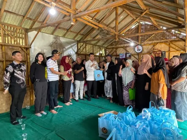 Lembaga Pemasyarakatan (Lapas) Kelas I Tangerang melalui bakti sosial dengan menyalurkan 100 paket sembilan bahan pokok (sembako). Lembaga Pemasyarakatan (Lapas) Kelas I Tangerang melalui bakti sosial dengan menyalurkan 100 paket sembilan bahan pokok (sembako).