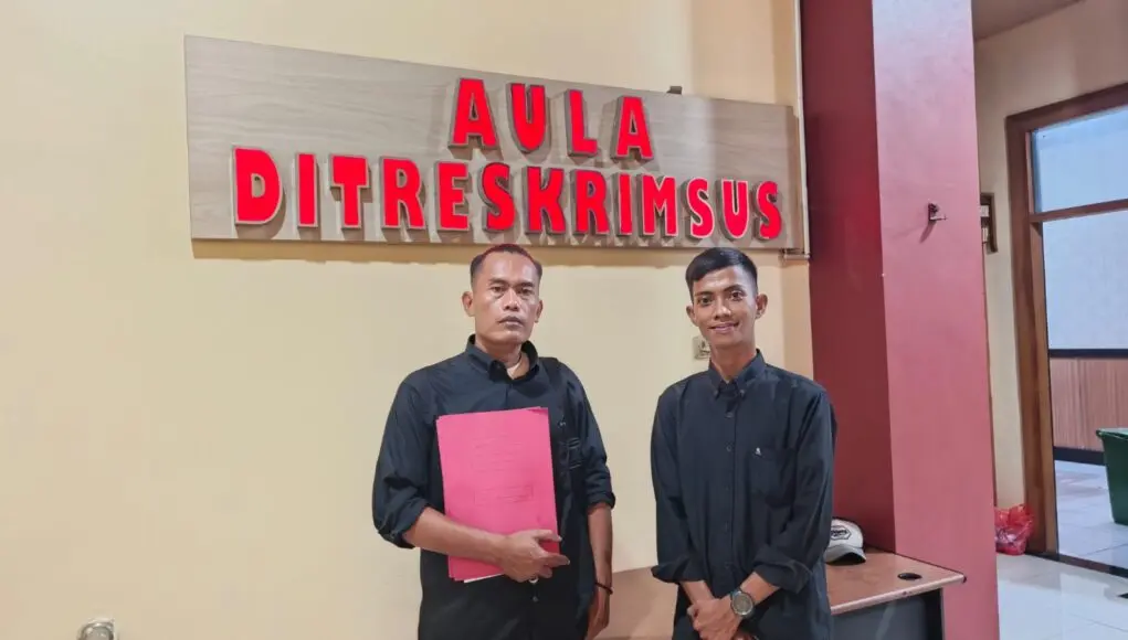 Bedjo wartawan updatenewsbanten.com laporkan Oknum Kades Rahong ke Polda Banten, pada Jum'at (21/08/2026).