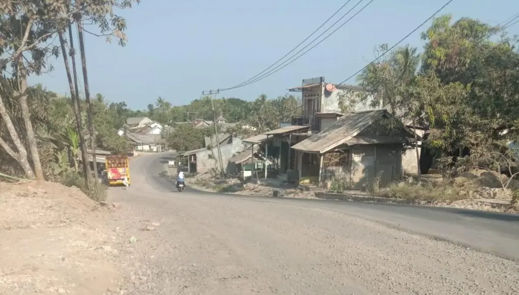 Proyek Jalan Nasional Cikeusik-Cibaliung Dikeluhkan Warga, Debu Ganggu Pernapasan Debu Ganggu Pernapasan Warga di Proyek Jalan Nasional Cikeusik - Cibaliung, pada Senin (31/08/2026).