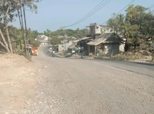 Debu Ganggu Pernapasan Warga di Proyek Jalan Nasional Cikeusik - Cibaliung, pada Senin (31/08/2026). Debu Ganggu Pernapasan Warga di Proyek Jalan Nasional Cikeusik - Cibaliung, pada Senin (31/08/2026).