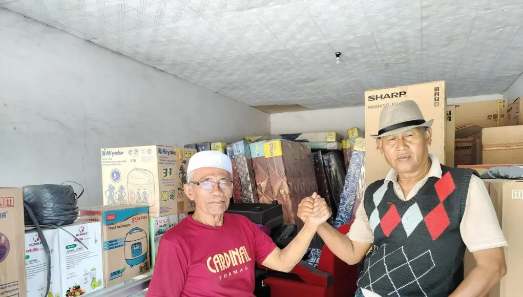 Meubel Kerta Jaya Gunakan Wifi Dukodu, Kini Masyarakat Desa Kerta Beralih ke Dukodu Owner Meubel Kerta Jaya, H. Sugeng pasang wifi Dukodu, pada Minggu (23/08/2026).