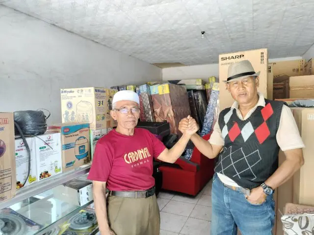 Owner Meubel Kerta Jaya, H. Sugeng pasang wifi Dukodu, pada Minggu (23/08/2026). Owner Meubel Kerta Jaya, H. Sugeng pasang wifi Dukodu, pada Minggu (23/08/2026).