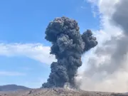 Erupsi Gunung Anak Krakatau Sebarkan Abu Vulkanik Hingga Tangerang Erupsi Gunung Anak Krakatau Sebarkan Abu Vulkanik Hingga Tangerang