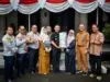 Bupati Lebak Hasbi Asyidiki Jayabaya Ketika Menerima Simbolis Lampu Tenaga Surya dari PT Signify Indonesia, pada Selasa (1/09/2026).