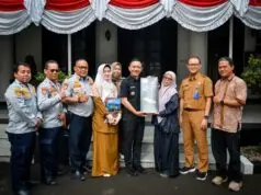 Terangi Titik Rawan, Pemkab Lebak Siapkan Pemasangan 905 Lampu Tenaga Surya Bupati Lebak Hasbi Asyidiki Jayabaya Ketika Menerima Simbolis Lampu Tenaga Surya dari PT Signify Indonesia, pada Selasa (1/09/2026).