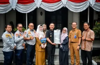 Terangi Titik Rawan, Pemkab Lebak Siapkan Pemasangan 905 Lampu Tenaga Surya Bupati Lebak Hasbi Asyidiki Jayabaya Ketika Menerima Simbolis Lampu Tenaga Surya dari PT Signify Indonesia, pada Selasa (1/09/2026).