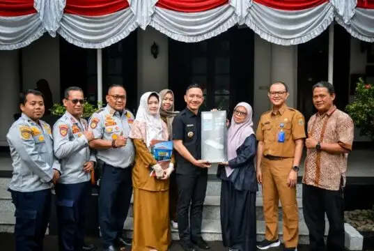 Terangi Titik Rawan, Pemkab Lebak Siapkan Pemasangan 905 Lampu Tenaga Surya Bupati Lebak Hasbi Asyidiki Jayabaya Ketika Menerima Simbolis Lampu Tenaga Surya dari PT Signify Indonesia, pada Selasa (1/09/2026).