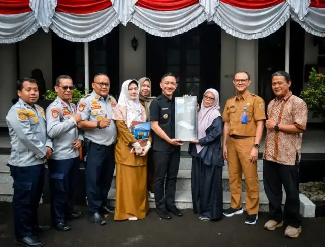 Bupati Lebak Hasbi Asyidiki Jayabaya Ketika Menerima Simbolis Lampu Tenaga Surya dari PT Signify Indonesia, pada Selasa (1/09/2026). Bupati Lebak Hasbi Asyidiki Jayabaya Ketika Menerima Simbolis Lampu Tenaga Surya dari PT Signify Indonesia, pada Selasa (1/09/2026).