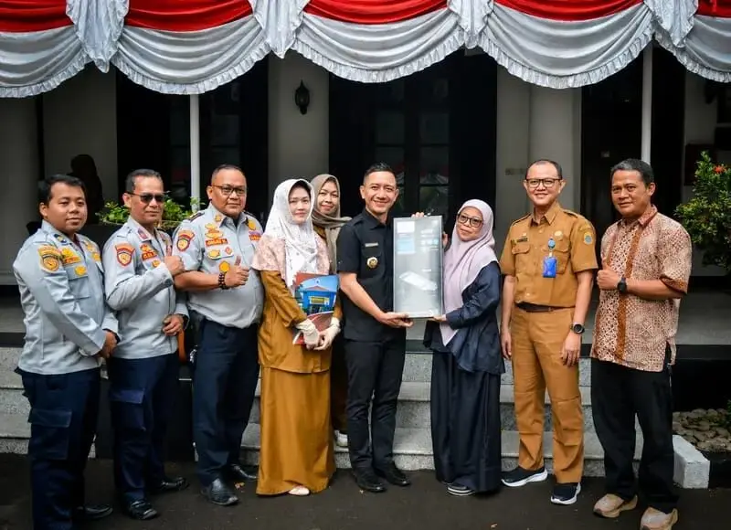 Terangi Titik Rawan, Pemkab Lebak Siapkan Pemasangan 905 Lampu Tenaga Surya Bupati Lebak Hasbi Asyidiki Jayabaya Ketika Menerima Simbolis Lampu Tenaga Surya dari PT Signify Indonesia, pada Selasa (1/09/2026).