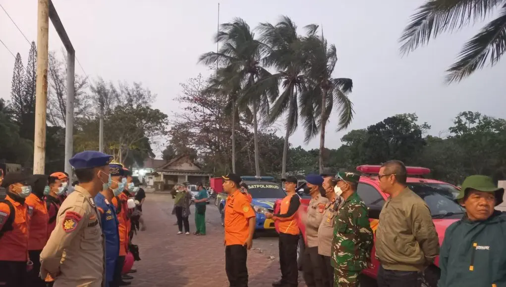 Polda Banten dan Basarnas Cari Rombongan Jurnalis yang Hilang Kontak di Selat Sunda Polda Banten dan Basarnas Cari Rombongan Jurnalis yang Hilang Kontak di Selat Sunda