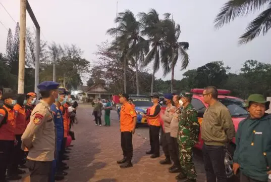 Polda Banten dan Basarnas Cari Rombongan Jurnalis yang Hilang Kontak di Selat Sunda Polda Banten dan Basarnas Cari Rombongan Jurnalis yang Hilang Kontak di Selat Sunda