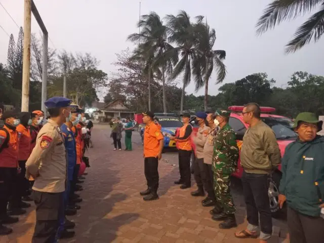 Polda Banten dan Basarnas Cari Rombongan Jurnalis yang Hilang Kontak di Selat Sunda Polda Banten dan Basarnas Cari Rombongan Jurnalis yang Hilang Kontak di Selat Sunda
