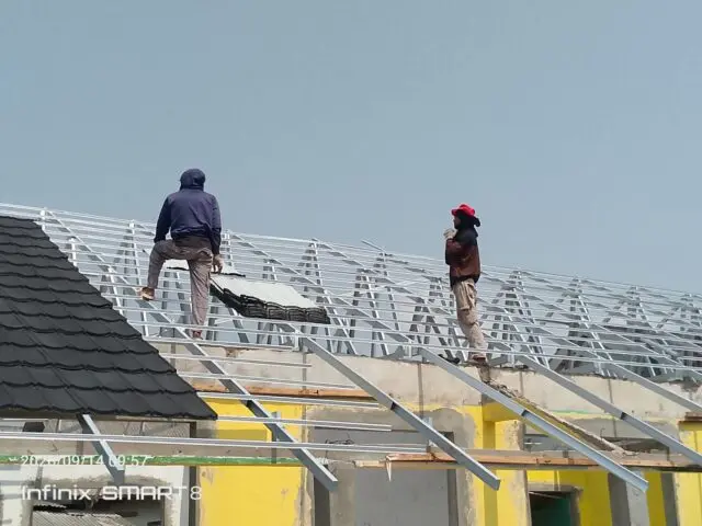 Pekerja tidak menggunakan Alat Pelindung Diri pada Revitalisasi SDN 1 Wanasalam, pada Senin (14/09/2026). Pekerja tidak menggunakan Alat Pelindung Diri pada Revitalisasi SDN 1 Wanasalam, pada Senin (14/09/2026).