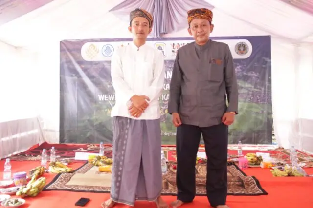 Asep Suparman alias Aka Amang, Ketua Barisan Pemuda Wewengkon Adat Kasepuhan Citorek, bersama Ketua Aliansi Masyarakat Adat Nusantara (AMAN) Jaro Jajang pada acara Seren Taun 2026 pada Minggu (20/09/2026). Asep Suparman alias Aka Amang, Ketua Barisan Pemuda Wewengkon Adat Kasepuhan Citorek, bersama Ketua Aliansi Masyarakat Adat Nusantara (AMAN) Jaro Jajang pada acara Seren Taun 2026 pada Minggu (20/09/2026).
