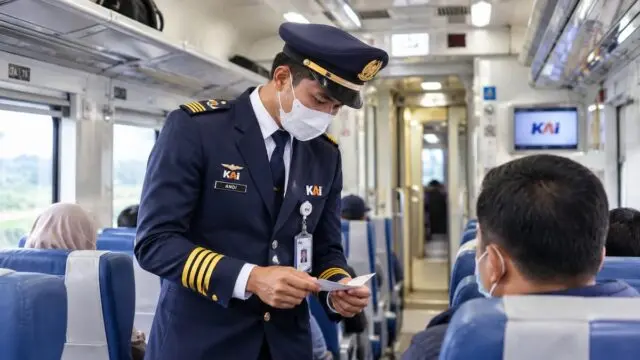 Kondektur KAI Adalah Ini Tugas dan Perannya di Kereta Kondektur KAI Adalah Ini Tugas dan Perannya di Kereta