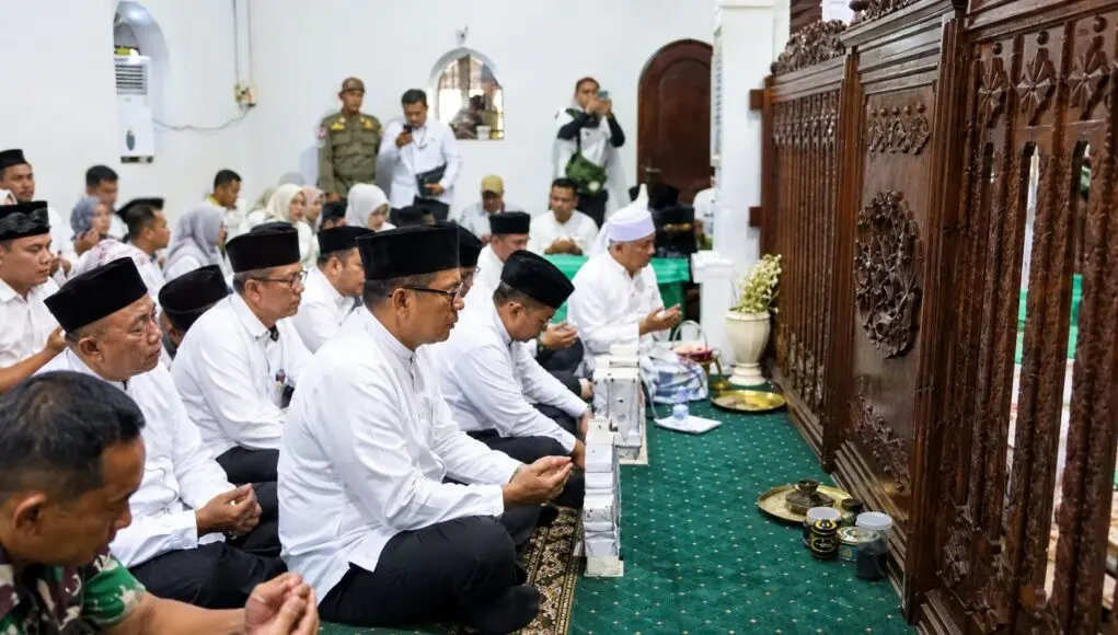 Andra Soni Ziarah ke Makam Kesultanan Jelang HUT Banten Andra Soni Ziarah ke Makam Kesultanan Jelang HUT Banten