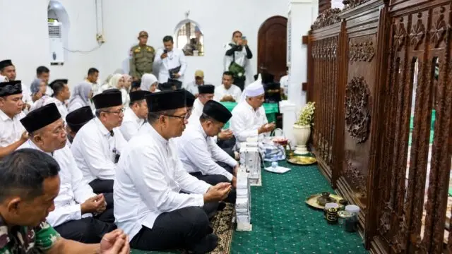 Andra Soni Ziarah ke Makam Kesultanan Jelang HUT Banten Andra Soni Ziarah ke Makam Kesultanan Jelang HUT Banten