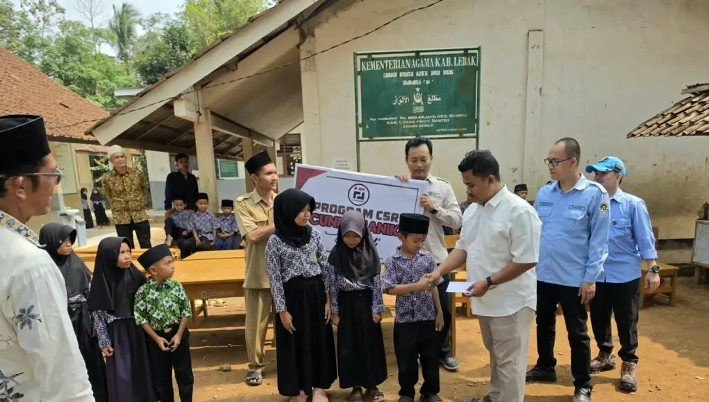 SPPG Cijaku Cipalabuh Cundamanik 02 Salurkan Bantuan Mebel Sekolah dan Santunan Anak Yatim di MI Mathlaul Anwar Kubang SPPG Cijaku Cipalabuh Cundamanik 02 menunjukkan kepedulian terhadap dunia pendidikan pada Rabu (14/10/2026).