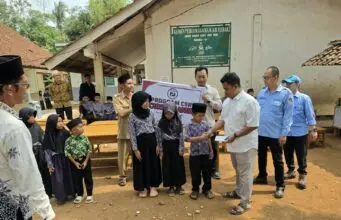 SPPG Cijaku Cipalabuh Cundamanik 02 Salurkan Bantuan Mebel Sekolah dan Santunan Anak Yatim di MI Mathlaul Anwar Kubang SPPG Cijaku Cipalabuh Cundamanik 02 menunjukkan kepedulian terhadap dunia pendidikan pada Rabu (14/10/2026).