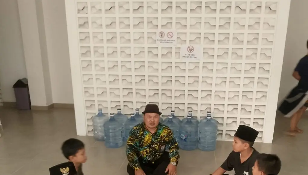 Iik Supriyadi Bimbing Anak-Anak di Sekolah Rakyat, Dorong Semangat Belajar dan Raih Masa Depan Iik Supriyadi Wali Asuh Anak-Anak Sekolah Rakyat Memberikan Bimbingan dan Arahan kepada Anak-Anak di SR Kabupaten Lebak, pada Rabu (14/10/2026).