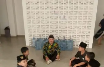 Iik Supriyadi Bimbing Anak-Anak di Sekolah Rakyat, Dorong Semangat Belajar dan Raih Masa Depan Iik Supriyadi Wali Asuh Anak-Anak Sekolah Rakyat Memberikan Bimbingan dan Arahan kepada Anak-Anak di SR Kabupaten Lebak, pada Rabu (14/10/2026).