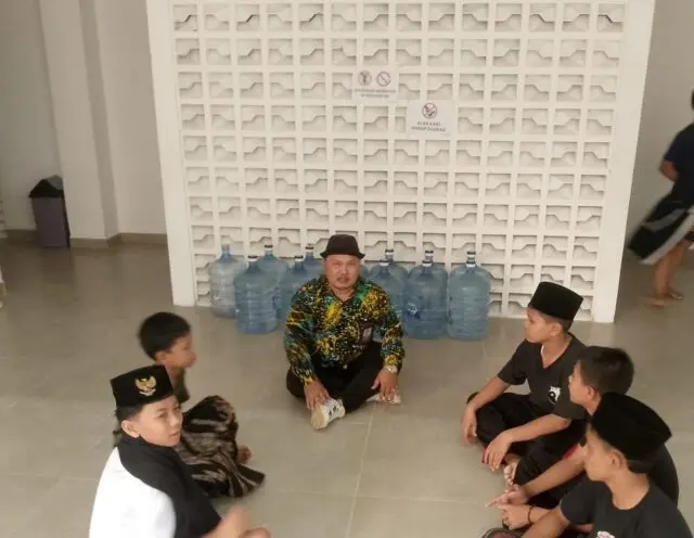 Iik Supriyadi Wali Asuh Anak-Anak Sekolah Rakyat Memberikan Bimbingan dan Arahan kepada Anak-Anak di SR Kabupaten Lebak, pada Rabu (14/10/2026). Iik Supriyadi Wali Asuh Anak-Anak Sekolah Rakyat Memberikan Bimbingan dan Arahan kepada Anak-Anak di SR Kabupaten Lebak, pada Rabu (14/10/2026).