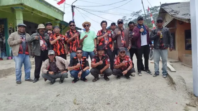Ormas Pemuda Pancasila Kecamatan Banjarsari soroti usaha Brondolan Sawit yang nakal dan tidak tertib Perda di Desa Cilegongilir, Kecamatan Banjarsari, Kabupaten Lebak, pada Rabu (21/10/2026). Ormas Pemuda Pancasila Kecamatan Banjarsari soroti usaha Brondolan Sawit yang nakal dan tidak tertib Perda di Desa Cilegongilir, Kecamatan Banjarsari, Kabupaten Lebak, pada Rabu (21/10/2026).