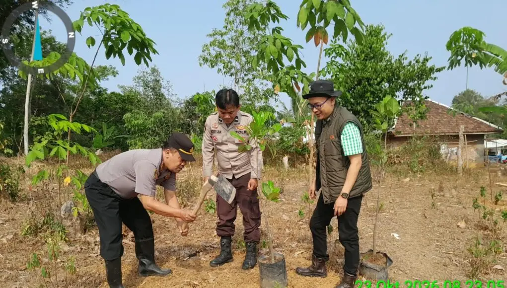 Polsek Cijaku Bersama BPD HIPKA Lebak Tanam Pohon Nangka Madu, Targetkan 1.000 Pohon Secara Bertahap Ikuti Arahan Presiden Prabowo, Kapolsek Cijaku Kolaborasi Bersama BPD HIPKA Lebak Tanam 1000 Pohon Nangka Madu Bertahap, pada Jum'at (23/10/2026).