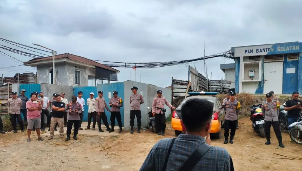 Masyarakat dan GEMAS Demo, Desak Penutupan PT EBI dan Usut Dugaan Pelanggaran Perizinan Koordinator GEMAS, Dede Yusuf Minta PT Enviro Budidaya Intensif ditutup karena melanggar aturan Pemerintah Kabupaten Lebak, pada Minggu (25/10/2026).