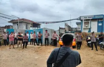 Masyarakat dan GEMAS Demo, Desak Penutupan PT EBI dan Usut Dugaan Pelanggaran Perizinan Koordinator GEMAS, Dede Yusuf Minta PT Enviro Budidaya Intensif ditutup karena melanggar aturan Pemerintah Kabupaten Lebak, pada Minggu (25/10/2026).
