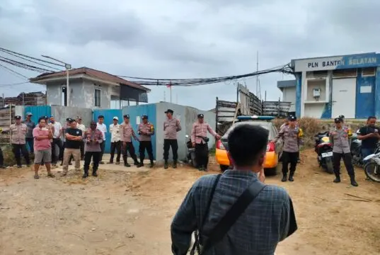 Masyarakat dan GEMAS Demo, Desak Penutupan PT EBI dan Usut Dugaan Pelanggaran Perizinan Koordinator GEMAS, Dede Yusuf Minta PT Enviro Budidaya Intensif ditutup karena melanggar aturan Pemerintah Kabupaten Lebak, pada Minggu (25/10/2026).