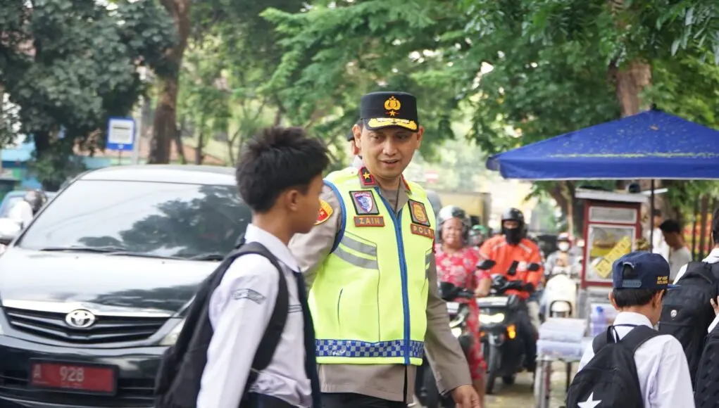 Polisi Bersama Masyarakat, Wakapolda Banten Turun Langsung Atur Lalin Pagi