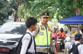Polisi Bersama Masyarakat, Wakapolda Banten Turun Langsung Atur Lalin Pagi