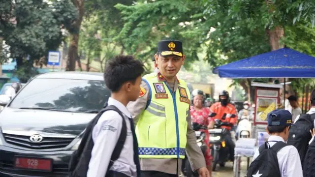 Polisi Bersama Masyarakat, Wakapolda Banten Turun Langsung Atur Lalin Pagi Polisi Bersama Masyarakat, Wakapolda Banten Turun Langsung Atur Lalin Pagi